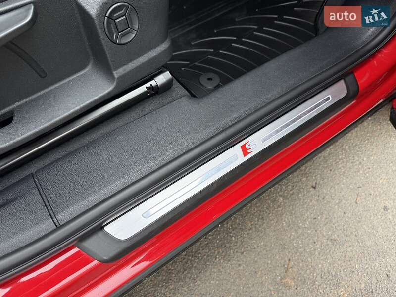 Внедорожник / Кроссовер Audi Q3 2021 в Киеве