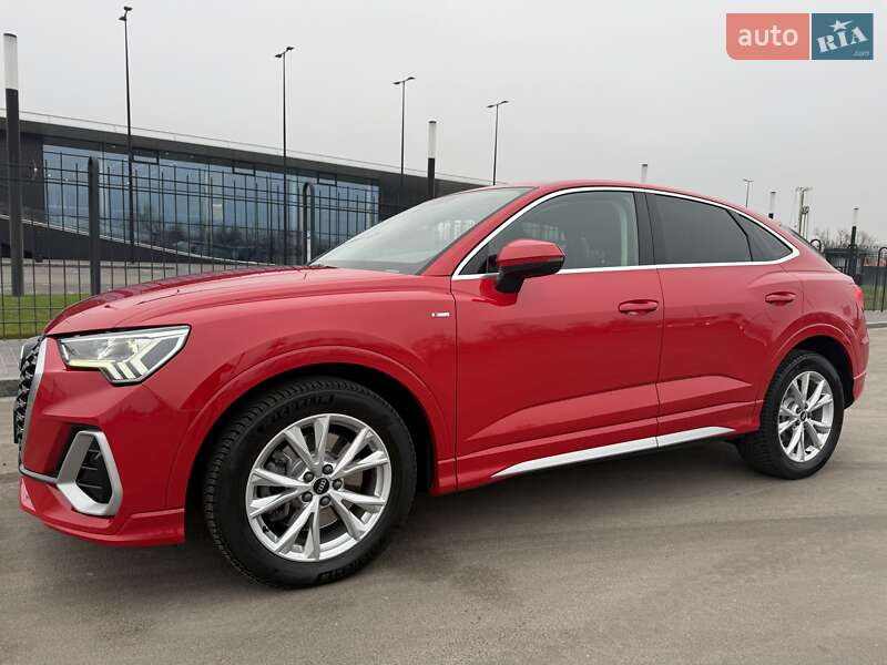 Внедорожник / Кроссовер Audi Q3 2021 в Киеве