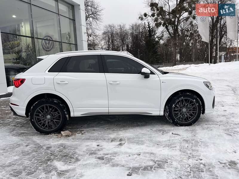 Позашляховик / Кросовер Audi Q3 2021 в Житомирі