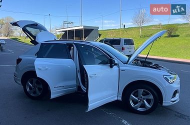Внедорожник / Кроссовер Audi Q3 2020 в Киеве