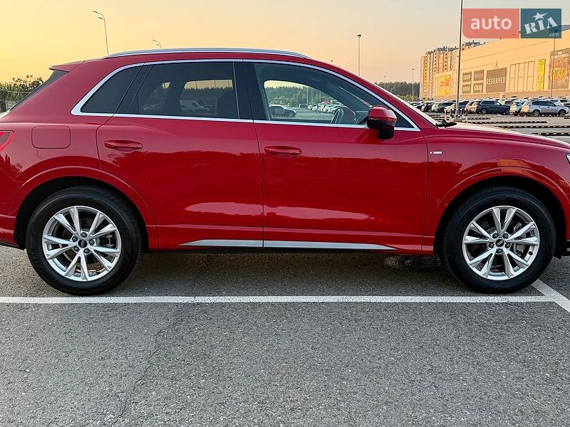 Внедорожник / Кроссовер Audi Q3 2021 в Киеве