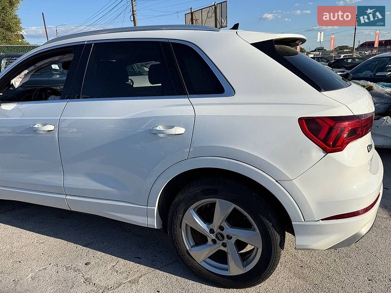 Позашляховик / Кросовер Audi Q3 2021 в Києві