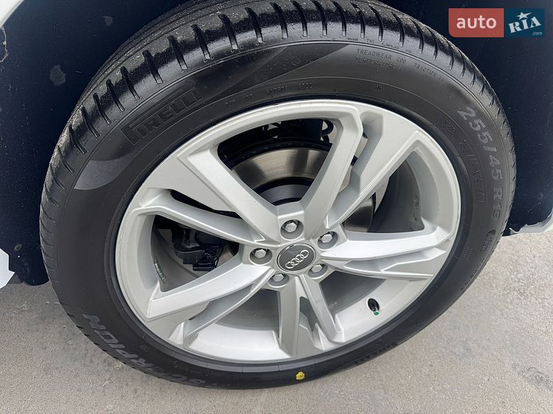 Внедорожник / Кроссовер Audi Q3 2020 в Киеве