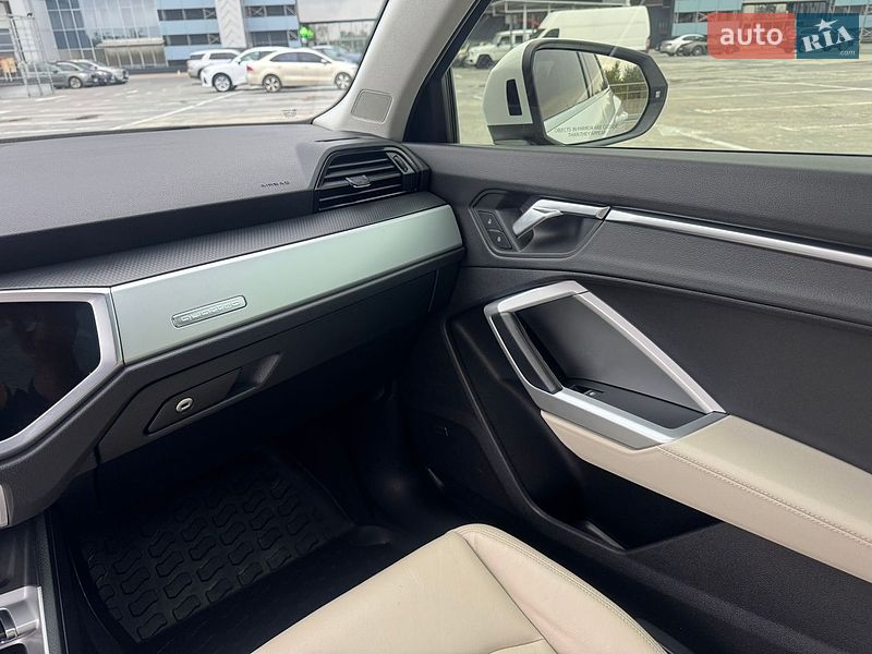 Внедорожник / Кроссовер Audi Q3 2020 в Киеве