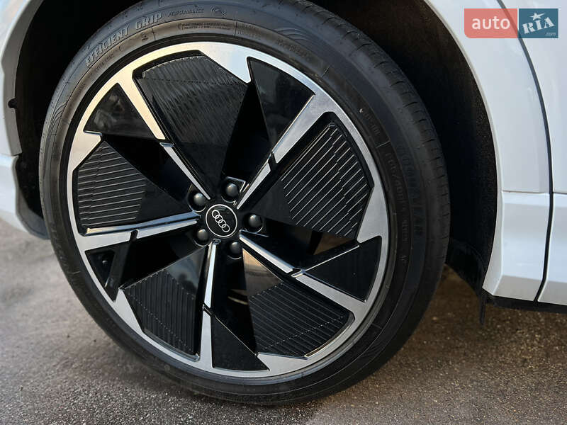 Позашляховик / Кросовер Audi Q4 e-tron 2020 в Житомирі