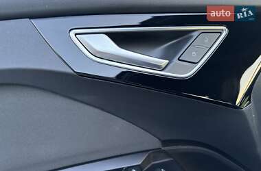 Позашляховик / Кросовер Audi Q4 e-tron 2021 в 
