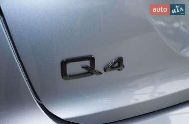 Позашляховик / Кросовер Audi Q4 e-tron 2024 в 