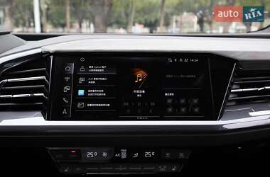 Позашляховик / Кросовер Audi Q4 e-tron 2024 в 
