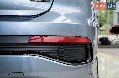 Позашляховик / Кросовер Audi Q4 e-tron 2024 в 