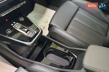 Позашляховик / Кросовер Audi Q4 e-tron 2025 в 