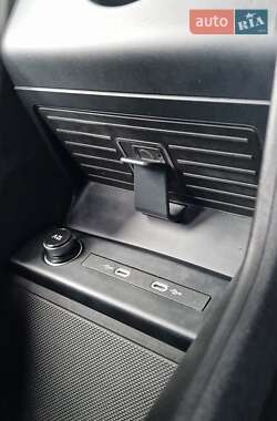 Позашляховик / Кросовер Audi Q4 e-tron 2023 в 