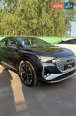 Позашляховик / Кросовер Audi Q4 e-tron 2024 в 