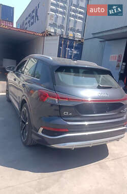 Позашляховик / Кросовер Audi Q4 e-tron 2023 в 