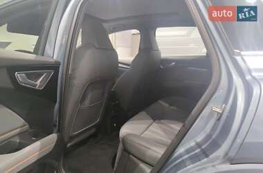Позашляховик / Кросовер Audi Q4 e-tron 2023 в 