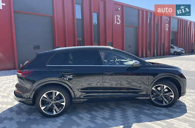 Позашляховик / Кросовер Audi Q4 e-tron 2021 в 