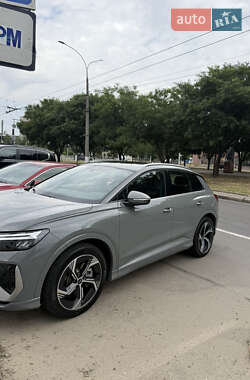 Позашляховик / Кросовер Audi Q4 e-tron 2023 в 