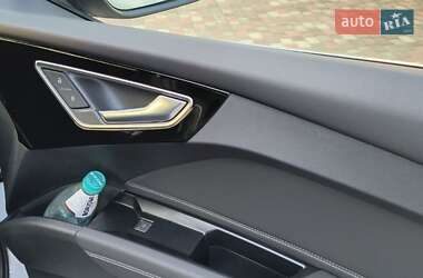 Позашляховик / Кросовер Audi Q4 e-tron 2024 в 