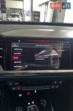 Позашляховик / Кросовер Audi Q4 e-tron 2022 в 