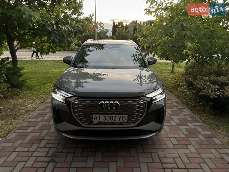 Позашляховик / Кросовер Audi Q4 e-tron 2024 в 