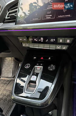 Позашляховик / Кросовер Audi Q4 e-tron 2024 в 