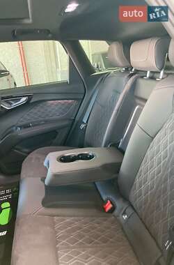 Позашляховик / Кросовер Audi Q4 e-tron 2024 в 