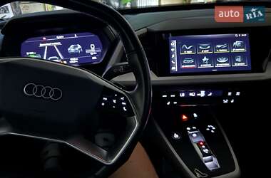 Позашляховик / Кросовер Audi Q4 e-tron 2021 в 