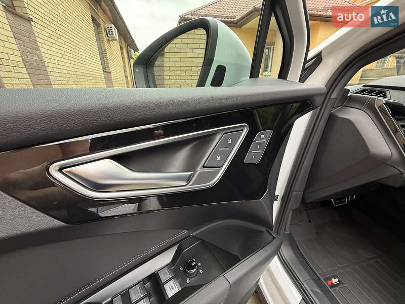 Позашляховик / Кросовер Audi Q4 e-tron 2023 в Дніпрі