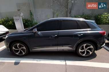 Позашляховик / Кросовер Audi Q4 e-tron 2024 в 