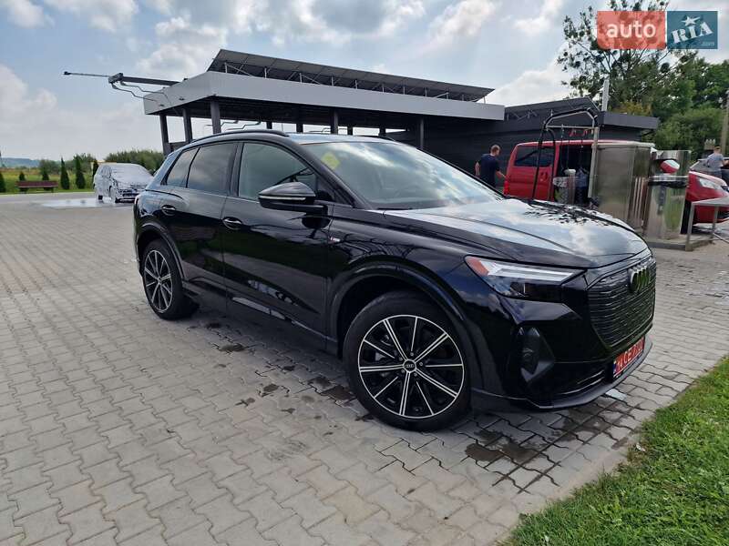 Позашляховик / Кросовер Audi Q4 e-tron 2022 в 