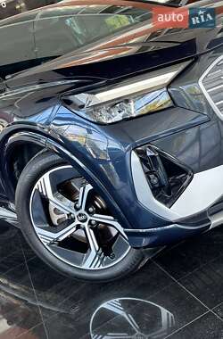 Позашляховик / Кросовер Audi Q4 e-tron 2023 в 