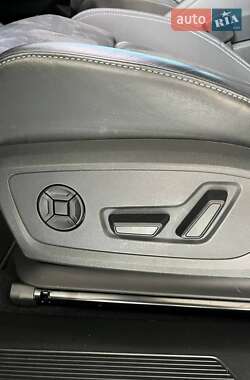 Позашляховик / Кросовер Audi Q4 e-tron 2023 в 