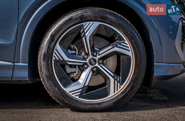 Позашляховик / Кросовер Audi Q4 e-tron 2024 в 