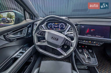 Позашляховик / Кросовер Audi Q4 e-tron 2024 в 