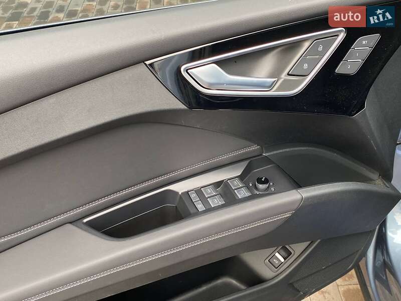 Позашляховик / Кросовер Audi Q4 e-tron 2024 в Погребах