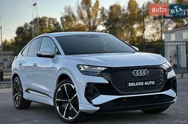 Позашляховик / Кросовер Audi Q4 e-tron 2021 в 