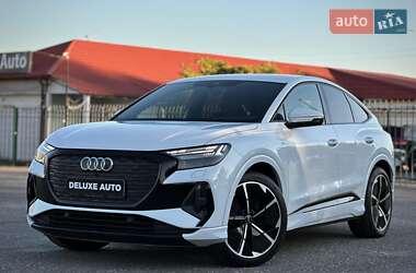 Позашляховик / Кросовер Audi Q4 e-tron 2021 в 