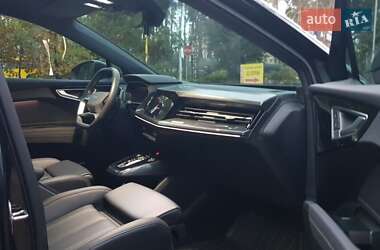 Позашляховик / Кросовер Audi Q4 e-tron 2024 в 