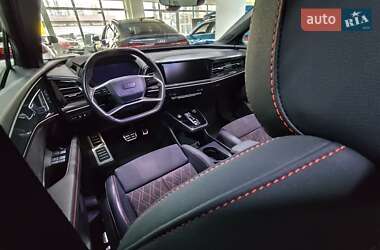 Позашляховик / Кросовер Audi Q5 e-tron 2023 в 