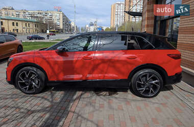 Позашляховик / Кросовер Audi Q5 e-tron 2022 в 