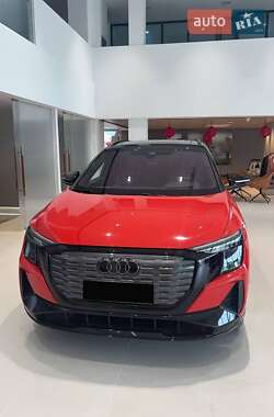Позашляховик / Кросовер Audi Q5 e-tron 2022 в 