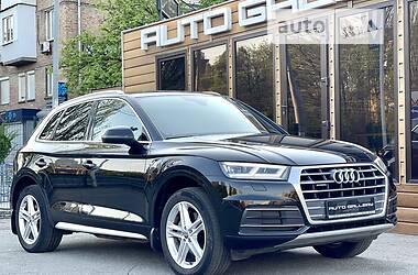 Позашляховик / Кросовер Audi Q5 2018 в 