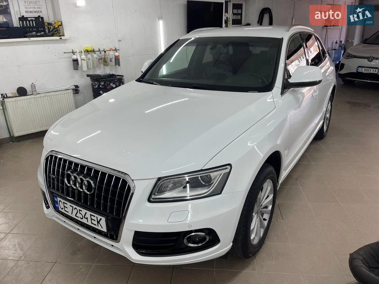 Продам Audi Q5 - 2 disel 177л.
Гарний,чистий, збережений салон шкіра+ алькантара.
Мотор та коробка передач працюють бездоганно !!!
Рідний пробіг!!!
Без ДТП 100%
Видалений сажевий фільтр, заблокований атблюєр та зроблена перепрограмування.
Два ключа та ключ від вебасто.
Дві пари шин на дисках , літні 18? та нові зимов 17?.
Також е плівка на передні фари та зроблена полірування всього авто.
Установлено сучасна магнітола та камера заднього виду.
Система webasto !!!!!!!!!!!
Автомобіль вартий вашої уваги!!!
Пишіть,передзвоніть на Watshapp або Viber.