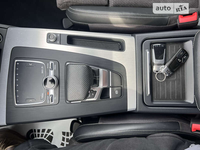 Внедорожник / Кроссовер Audi Q5 2017 в Лопатине