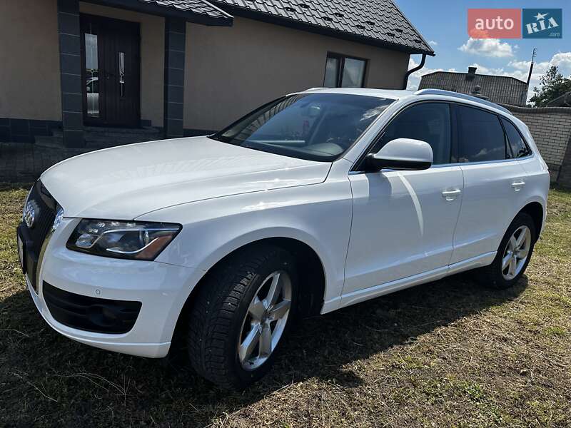 Внедорожник / Кроссовер Audi Q5 2011 в Новоселице