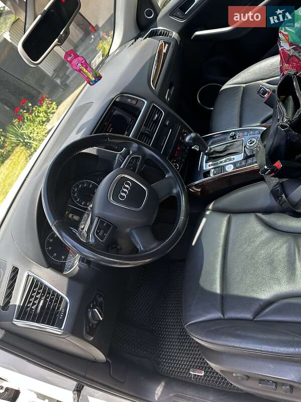 Внедорожник / Кроссовер Audi Q5 2011 в Новоселице