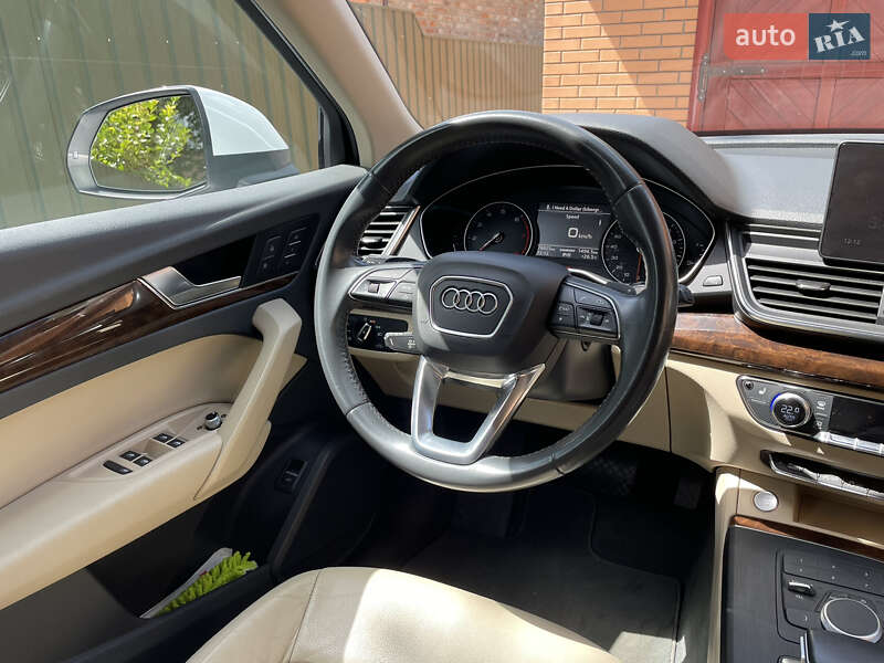 Внедорожник / Кроссовер Audi Q5 2017 в Ромнах