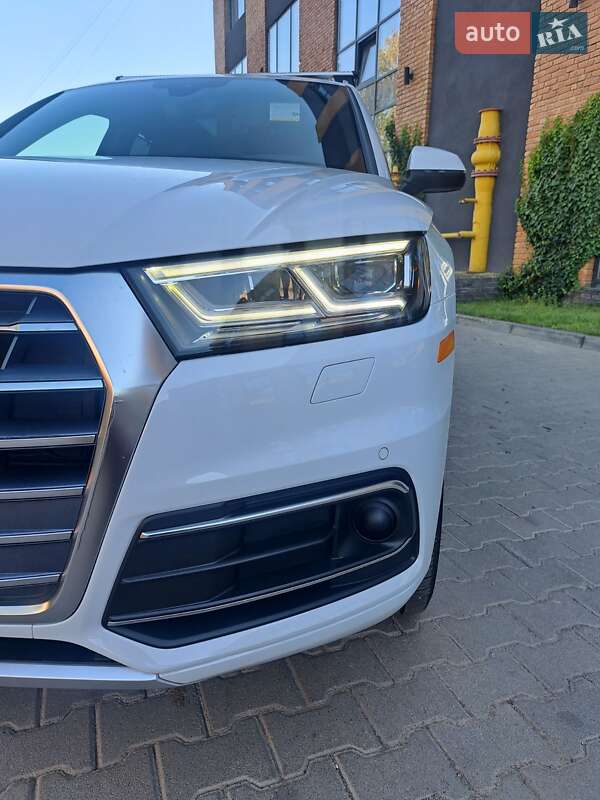 Позашляховик / Кросовер Audi Q5 2020 в Чернівцях