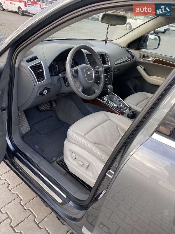 Внедорожник / Кроссовер Audi Q5 2011 в Черновцах