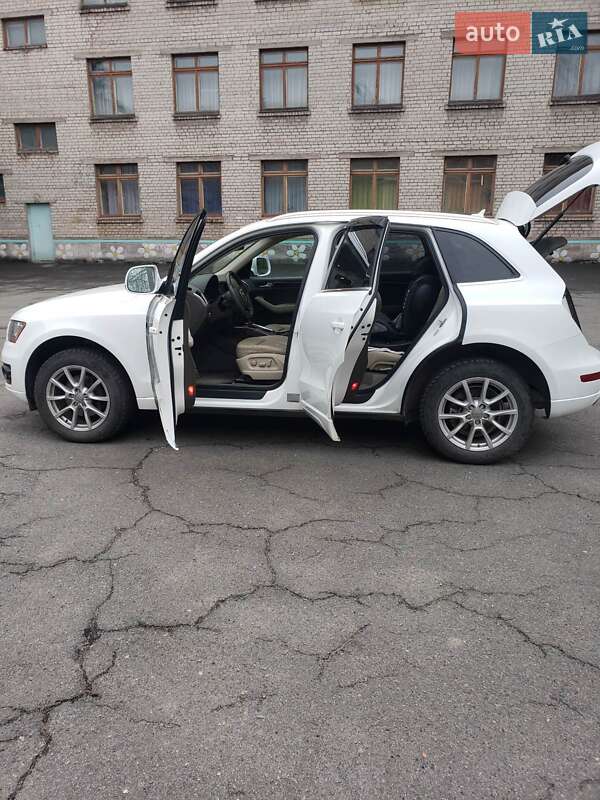 Внедорожник / Кроссовер Audi Q5 2010 в Каменском