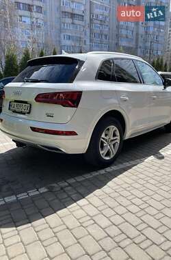 Внедорожник / Кроссовер Audi Q5 2017 в 